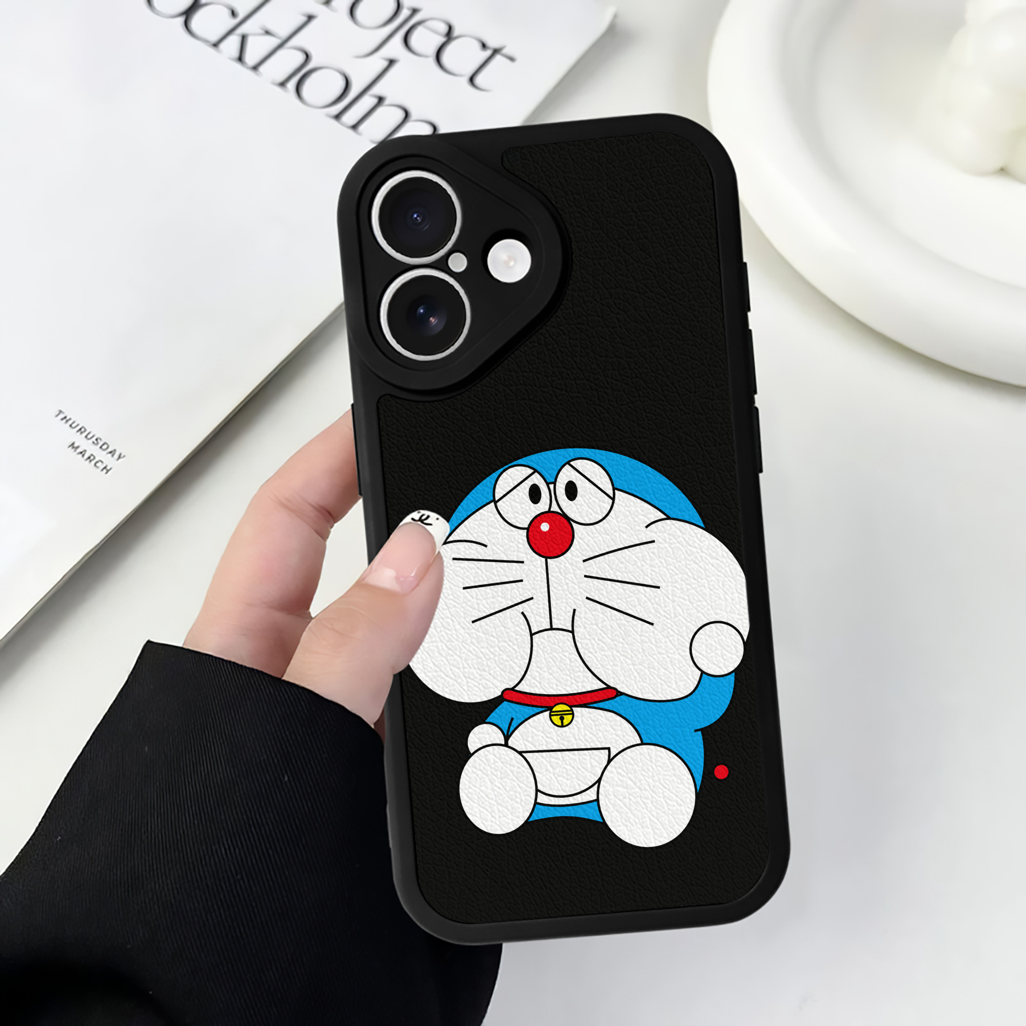（画像用） ドラえもん Doraemon 【iPhone 16シリーズ対応】シリコンスマホケース（レザー調） 材質：シリコン